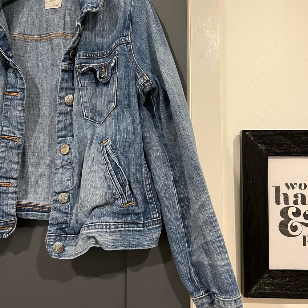 Woman’s cropped J Crew denim jacket! - Picture 9 of 11